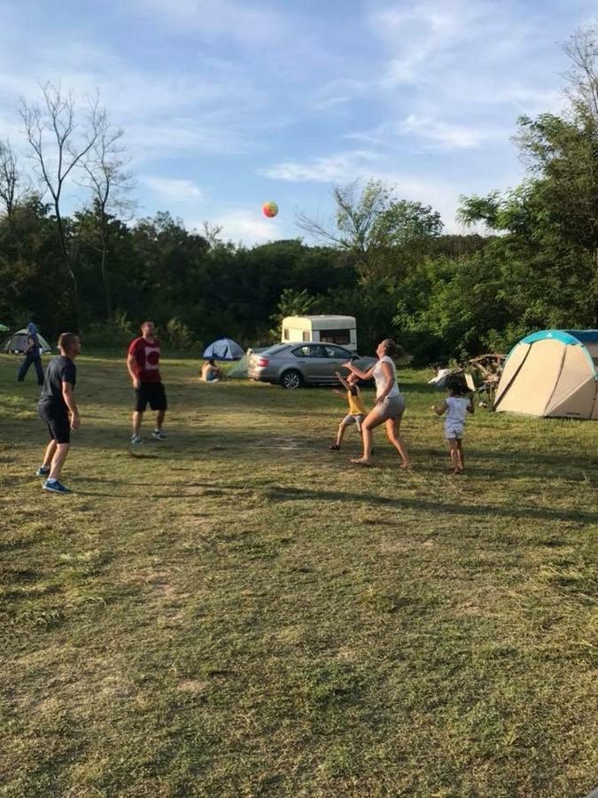 Camping in Clisura Dunarii Ieşelniţa Bagian luar foto